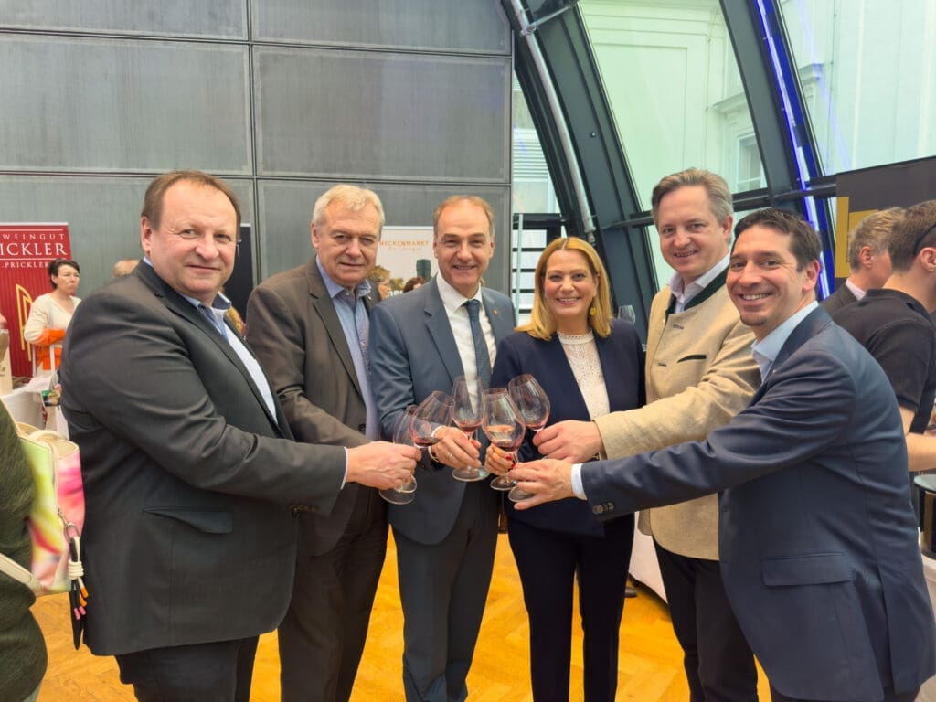 Landesrätin Daniela Winkler (3.v.r.) und Landesrat Leonhard Schneemann (3.v.l.) genossen gemeinsam mit Wein Burgenland-Geschäftsführer Christian Zechmeister sowie Vorstandsvorsitzender Agrarmarkt von Austria Günter Griesmayr (l.), Direktor des Österreichischen Weinbauverbands Josef Glatt (2.v.l.) und Weinbaupräsident Johannes Schmuckenschlager ( 2.v.r.) ein Glas Wein in der Hofburg.