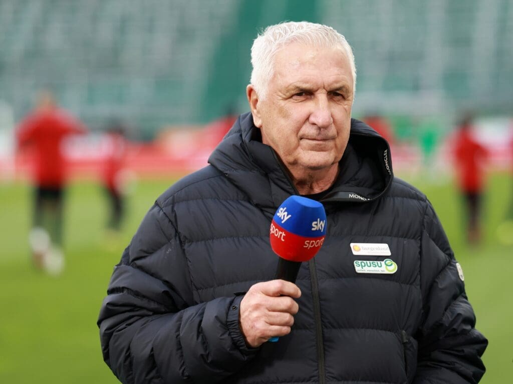 Hans Krankl mit Mikrofon in der Hand