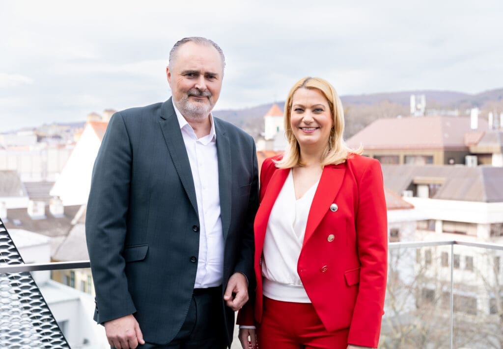 Landeshauptmann Hans Peter Doskozil und Bildungslandesrätin Daniela Winkler vor Skyline