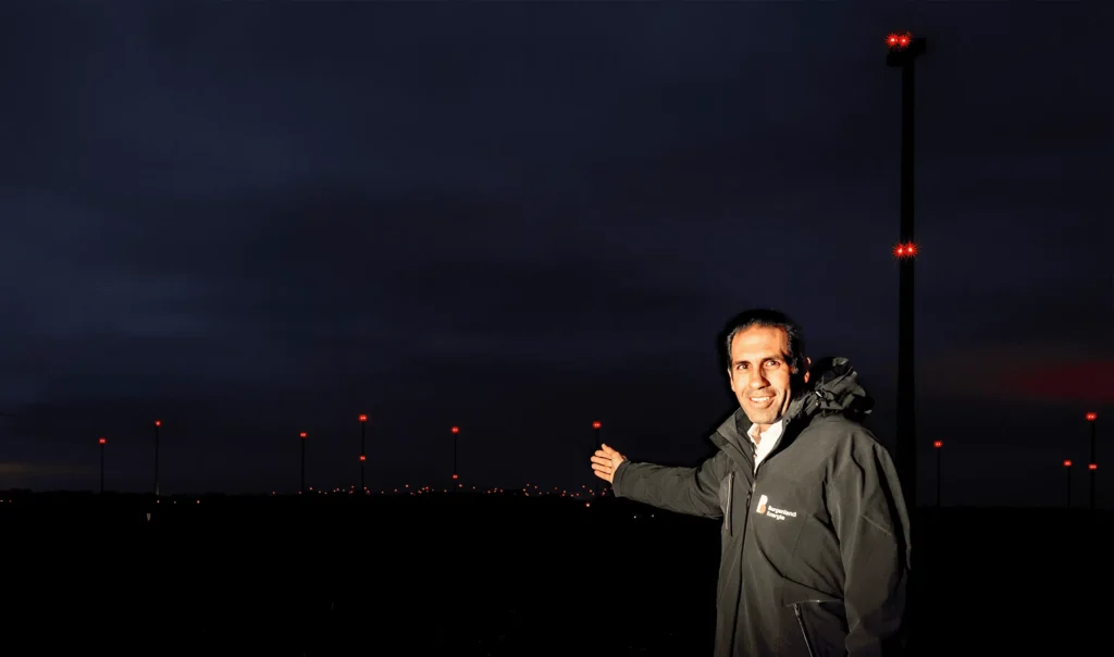 Burgenland Energie-CEO Stephan Sharma vor dunkler Umgebung