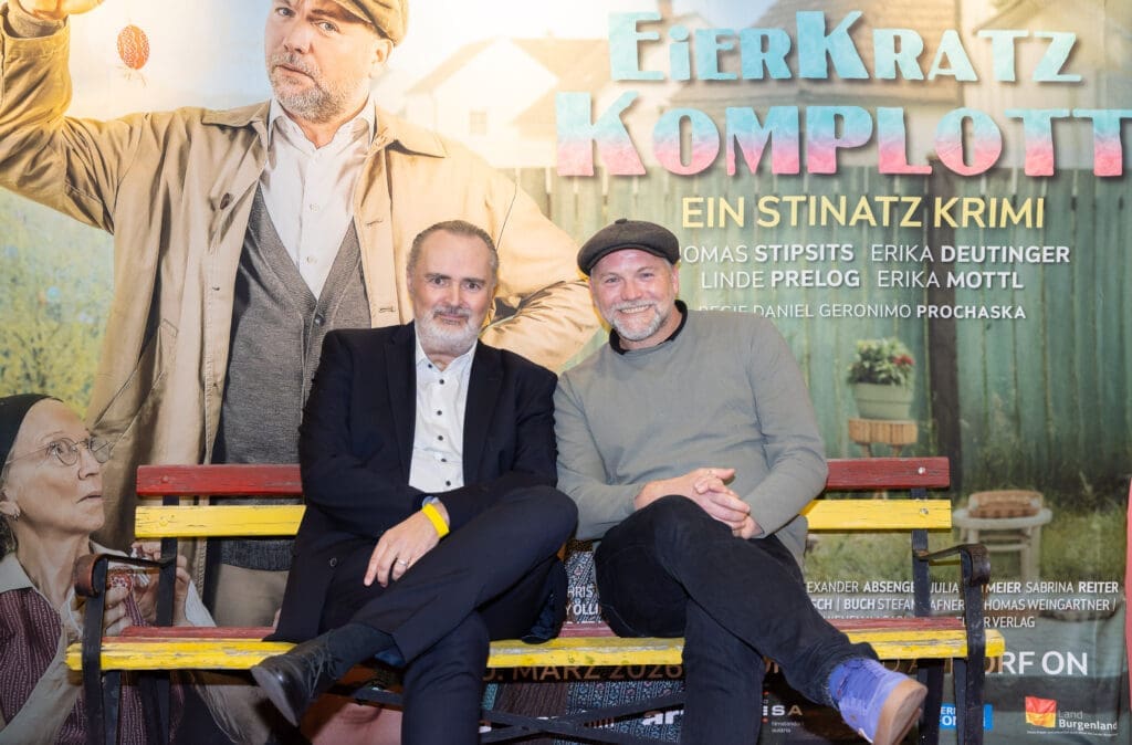 Landeshauptmann Hans Peter Doskozil und Thomas Stipsits vor dem Sujet von Stipsits‘ neuem Film „Eierkratz-Komplott“.