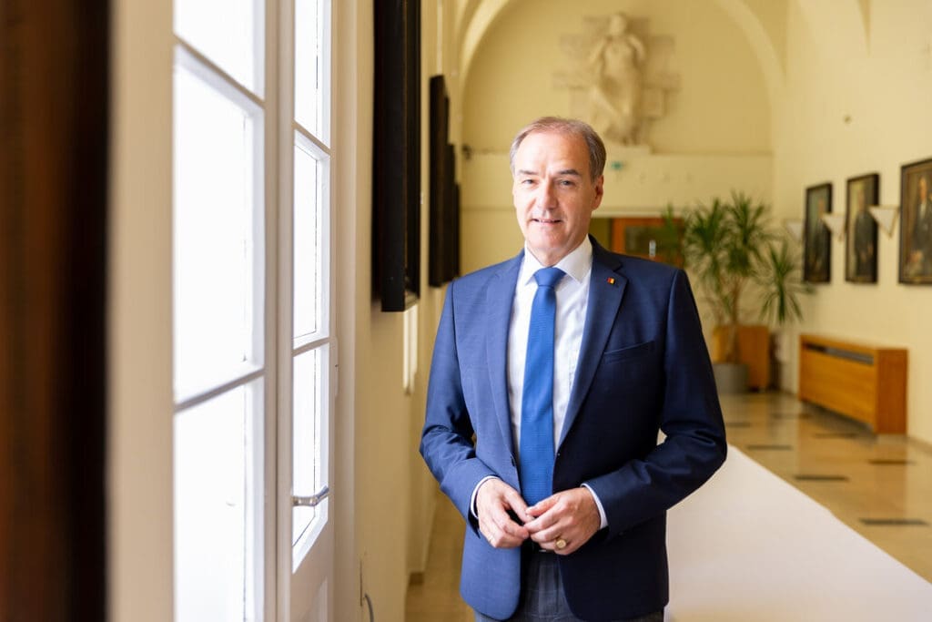 Landesrat Schneemann vor Fenster