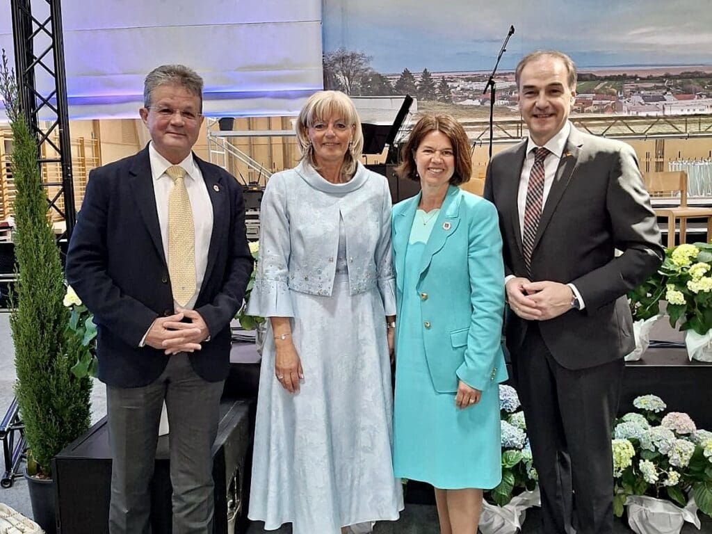 100 Jahre Neusiedl am See: Markus Bohrer, Bürgermeisterin Elisabeth Böhm, Gemeinderätin Michaela Kogler-Bohrer und Landesrat Leonhard Schneemann die erfolgreiche Entwicklung der Stadt.