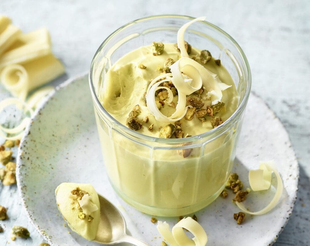 Pistazien-Mousse mit weißer Schokolade