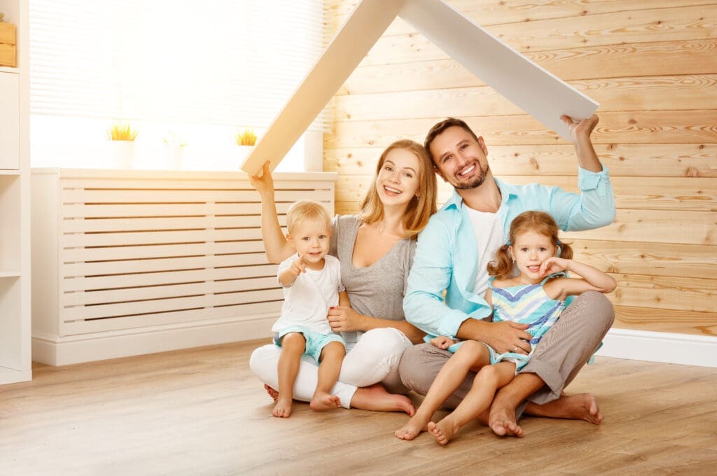 Wohnbauförderung Burgenland: Happy Family, Vater, Mutter und zwei Kinder