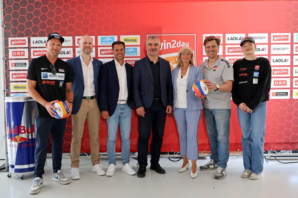 Von links: Turnierteilnehmer Alexander Horst, Generalsekretär des Österreichischen Volleyballverbandes Philipp Seel, Burgenland Tourismus-Direktor Didi Tunkel, Sportlandesrat Heinrich Dorner, Bürgermeisterin von Neusiedl am See Elisabeth Böhm, Promotor der „win2day Beach Tour“ Daniel Hupfer und Spielerin Lia Berger