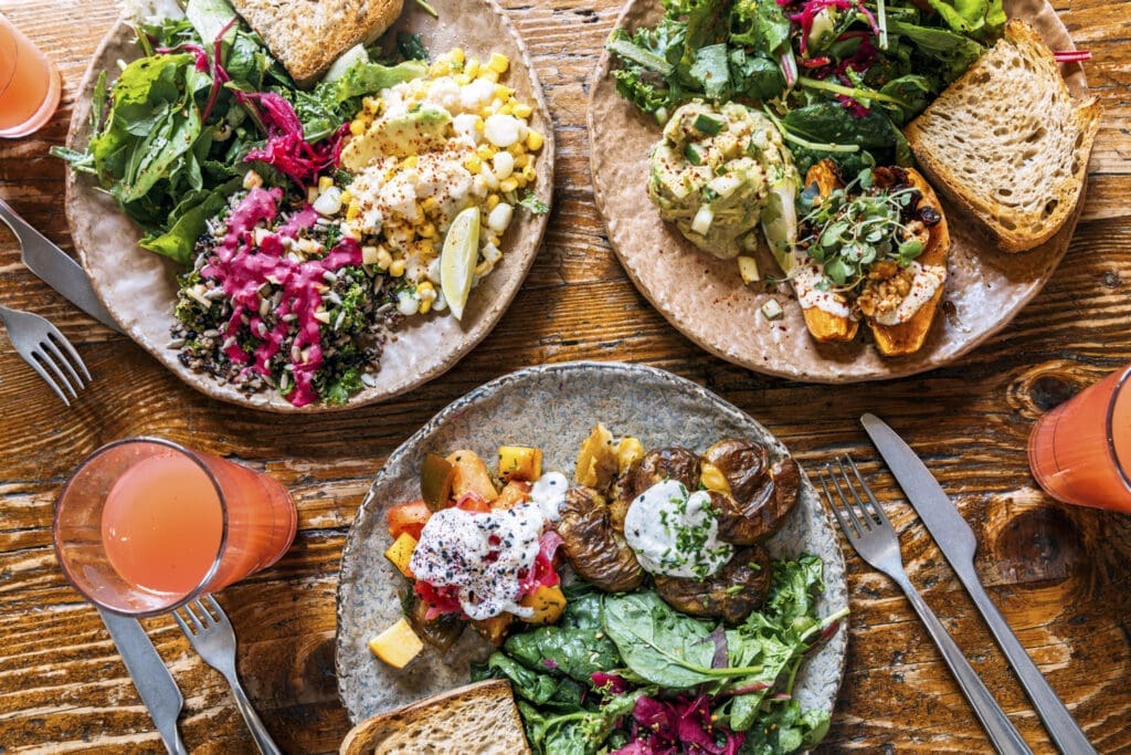 Bunte Sommersalate auf dem Tisch