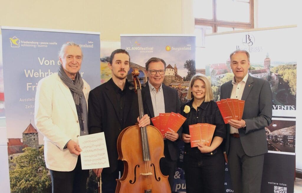 Von links: Intendant KLANGfestival Schlaining Gerhard Krammer, Violoncellist Damjan Stuller, Standortleiter Burg Schlaining Norbert Darabos, KBB-Geschäftsführerin Claudia Priber, Landesrat Leonhard Schneemann.