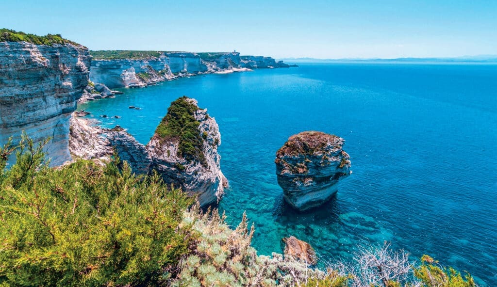 Am Meer von Korsika mit atemberaubender Landschaft und petroblauem Wasser