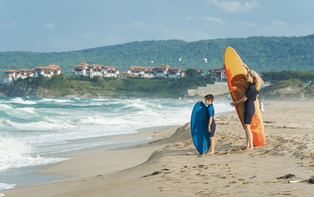 Das Schwarze Meer bietet mit seinem gleichmäßigen Wellengang ideale Bedingungen für erste Surfversuche. © Getty Images