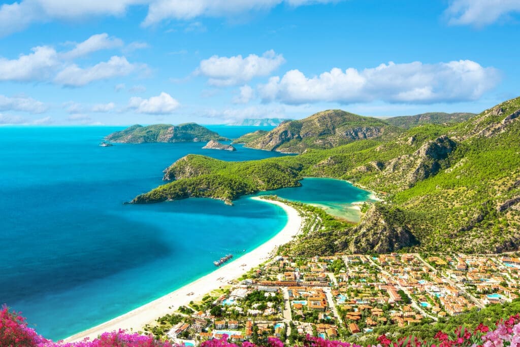 Die Lagune von Ölüdeniz ist durch eine schmale Landzunge vom offenen Meer abgetrennt, dadurch ist das Wasser hier besonders ruhig. © Getty Images