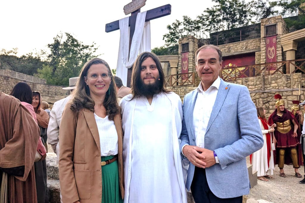 Landeshauptmann-Stellvertreterin Anja Haider-Wallner, Landesrat Dr. Leonhard Schneemann und Jesus-Darsteller Andreas Schalling.