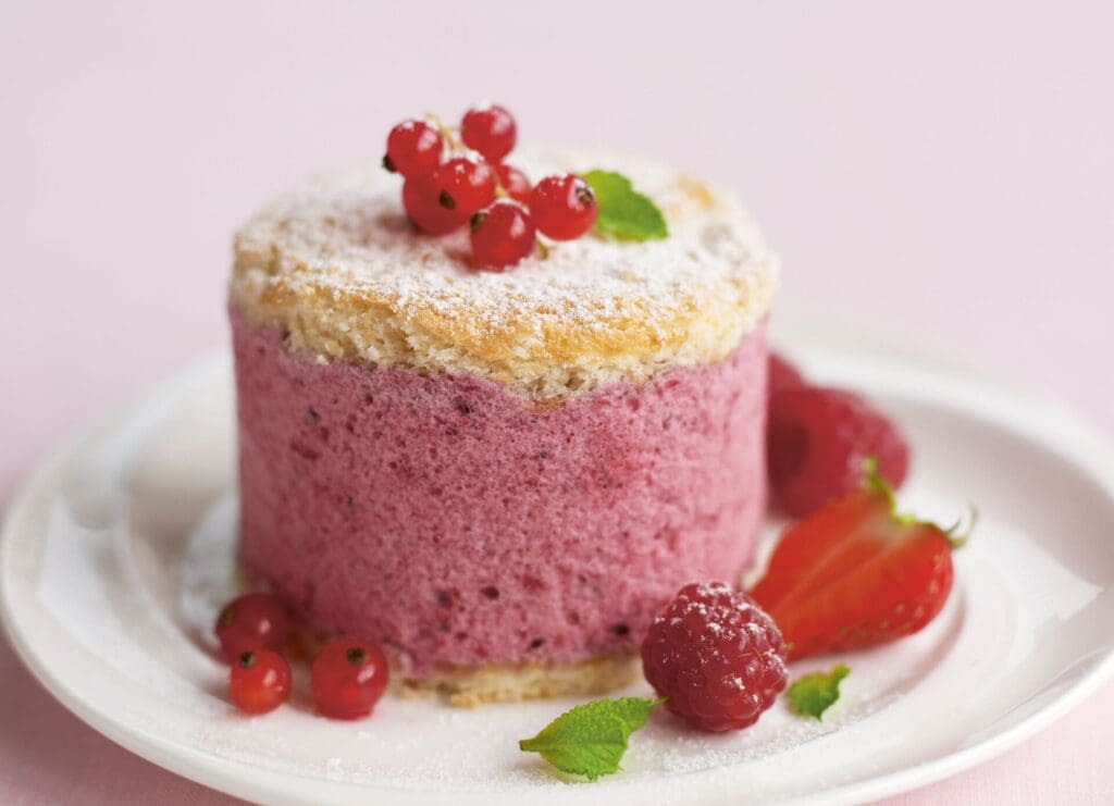 Sommer-Delice mit Beeren aus dem Jane Austen Kochbuch in rosa vor rosa Hintergrund