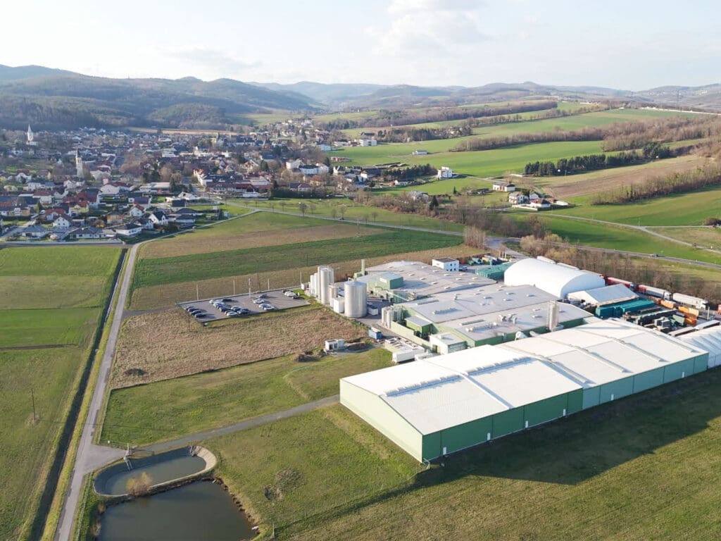 Drónfelvétel a Waldquelle telephelyéről, a háttérben Kobersdorf