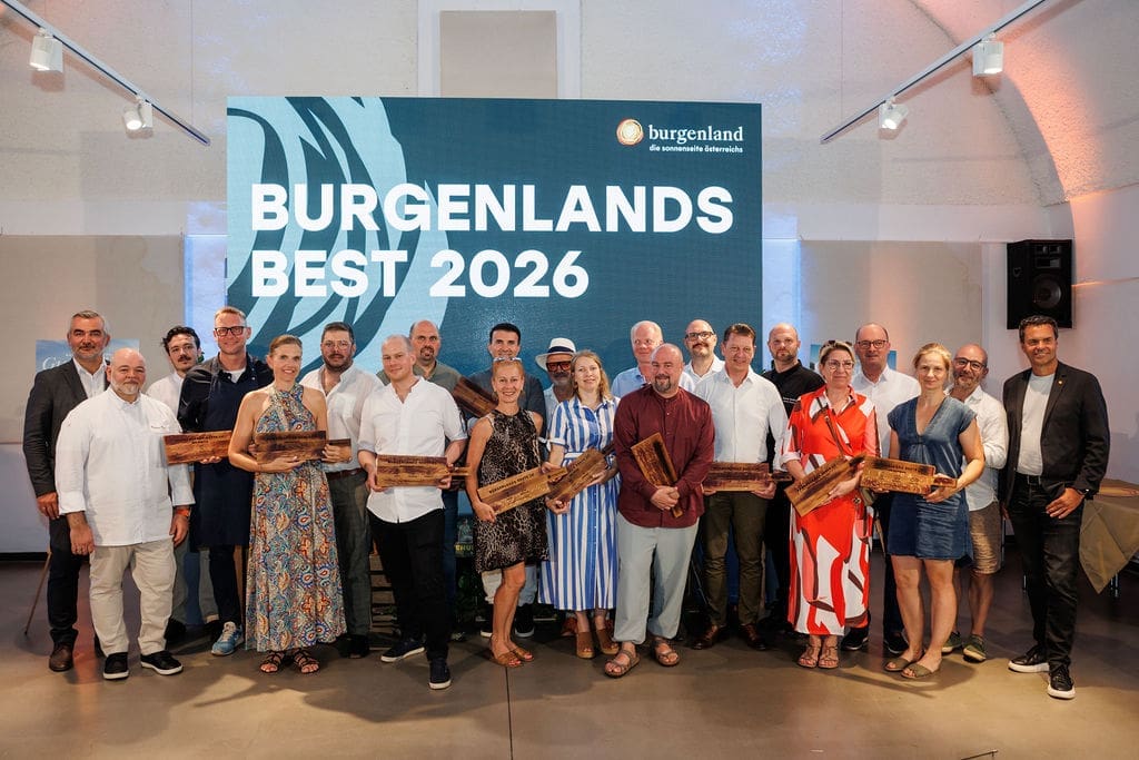 Die Vertreter:innen der ausgezeichneten Gastronomiebetriebe gemeinsam mit Landesrat Heinrich Dorner (1.v.l.) und Burgenland Tourismus-Geschäftsführer Didi Tunkel (1.v.r.).