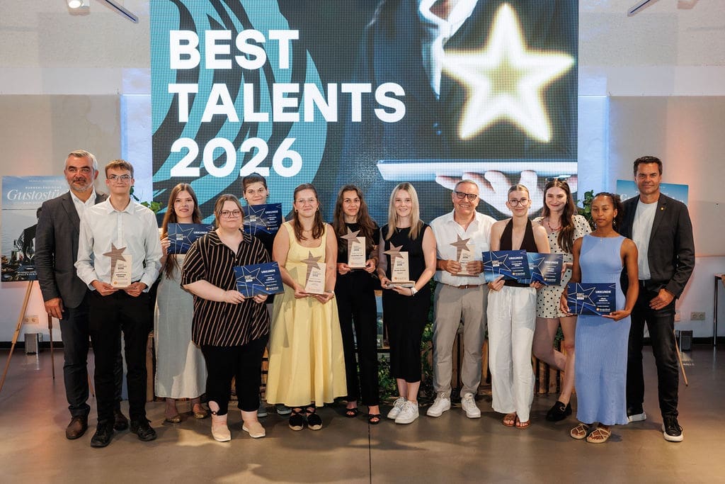 Die ausgezeichneten „Best Talents 2026“ und die mit einer Urkunde gewürdigten Nachwuchskräfte gemeinsam mit Landesrat Heinrich Dorner (1.v.l.) und Burgenland Tourismus-Geschäftsführer Didi Tunkel (1.v.r.).
