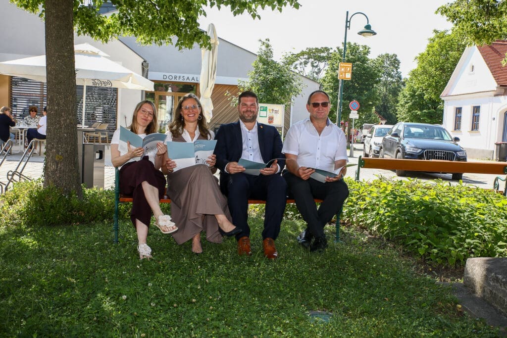 Anja Haider-Wallner tartományi tanácsos-helyettes Johanna Aufnerrel (Architekturraum Burgenland és ViA ZT Architektur KG), Christian Kurz pöttelsdorfi polgármesterrel és Roland Piller alpolgármesterrel mutatta be a 2026-os falufejlesztési stratégiát.