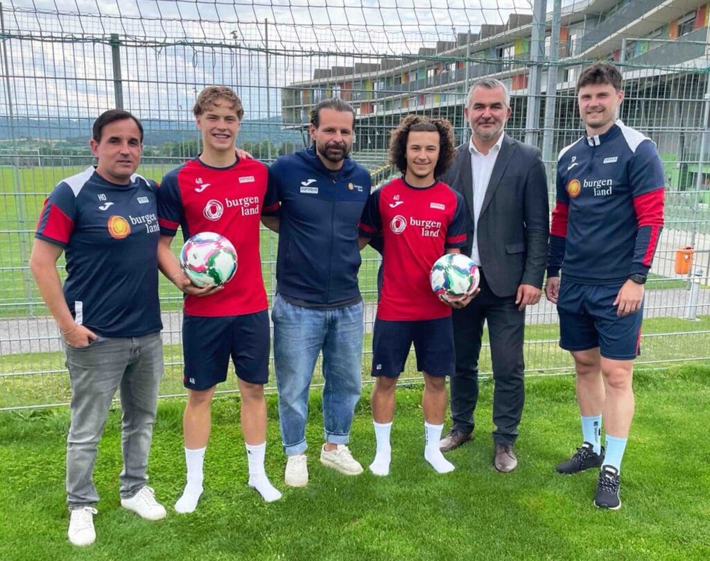 Riaditeľ akadémie Didi Heger, hráč tímu U18 Ben Kleras, nový tréner tímu U18 Roman Wallner, hráč tímu U18 Jakob Adler, krajinský radca pre šport Heinrich Dorner a asistent trénera tímu U18 Philipp Schmiedl (zľava doprava)