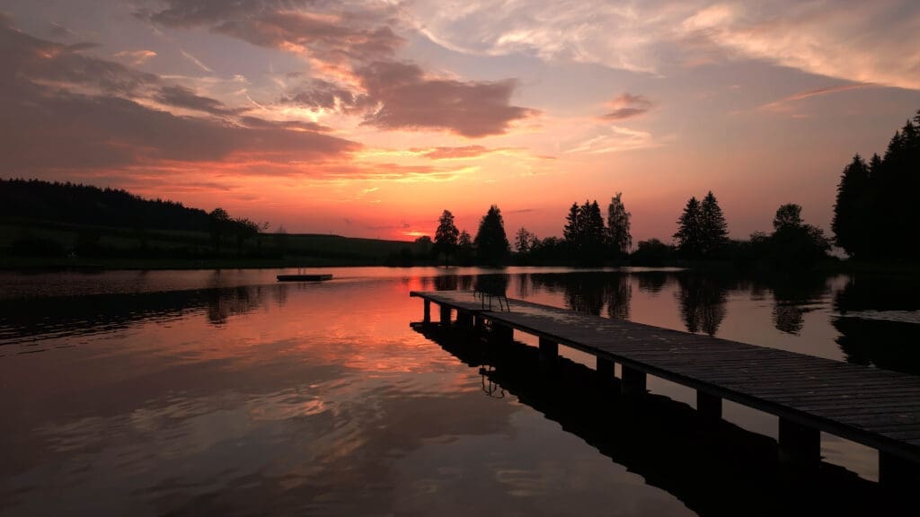 Abendstimmung am Badesee Pramet in Oberösterreich für die Sommerfrische