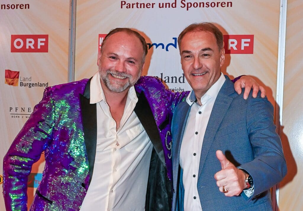 In Mörbisch am See wurden Szenen für den neuen Stipsits-Film „Italien oder non mio Esolo“ gedreht. Darüber freute sich Landesrat Leonhard Schneemann mit Thomas Stipsits (v. r.).