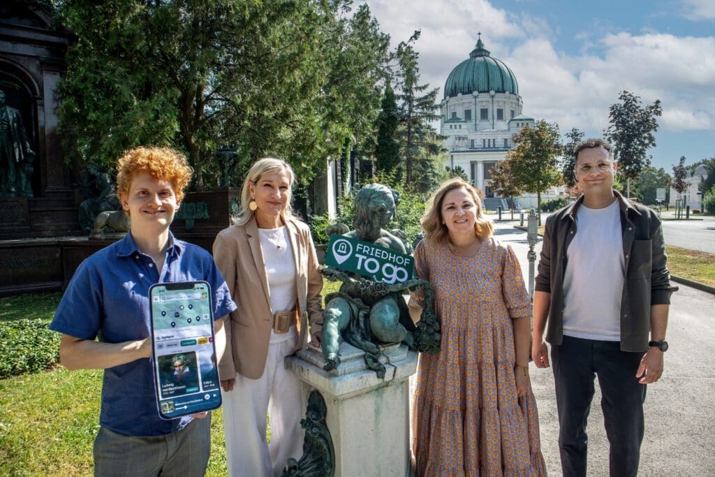 Florian Kowarsch (nuseum.ai), Monika Unterholzner (stellv.
Generaldirektorin Wiener Stadtwerke), Renate Niklas
(Geschäftsführerin Friedhöfe Wien) und Julian Harbort (nuseum.ai)