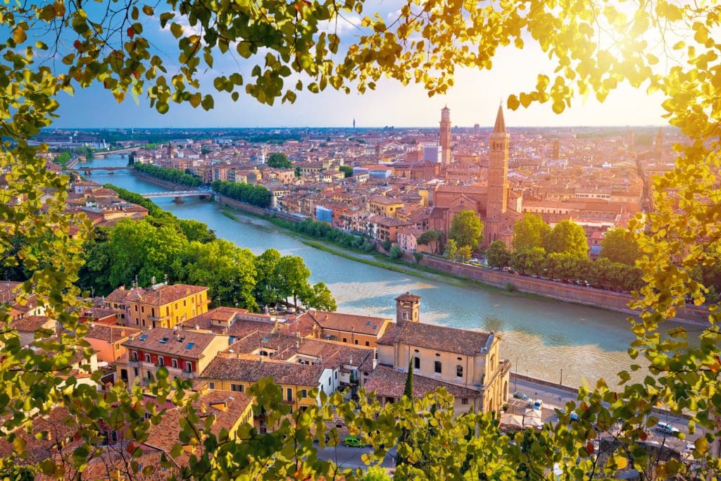 Vogelperspektive auf die Stadt Verona am Fluss Adige durch einen Blätterrahmen