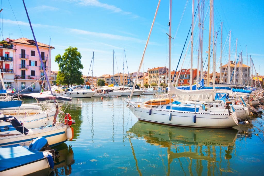 Schöne Szene mit Booten im Hafen von Grado, Italien an der Adria