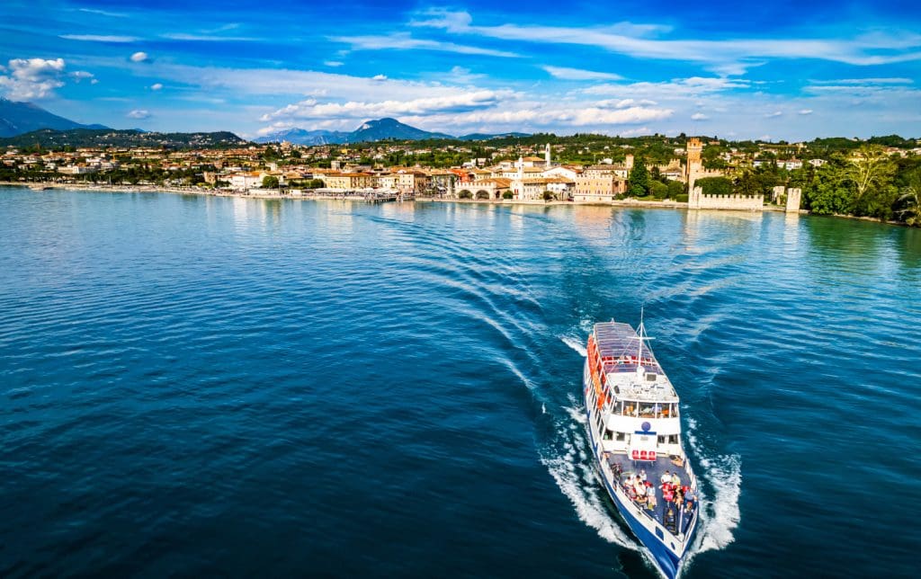 Schiff fährt ab vom Hafen von Lazise am Gardasee