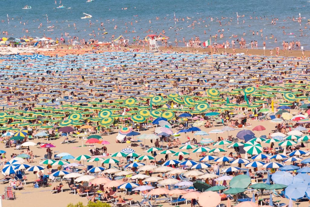 Blick auf den Strand mit Sonnenschirmen und Liegestühlen, Lignano Sabbiadoro, Udine, Adriaküste, Italien, Europa