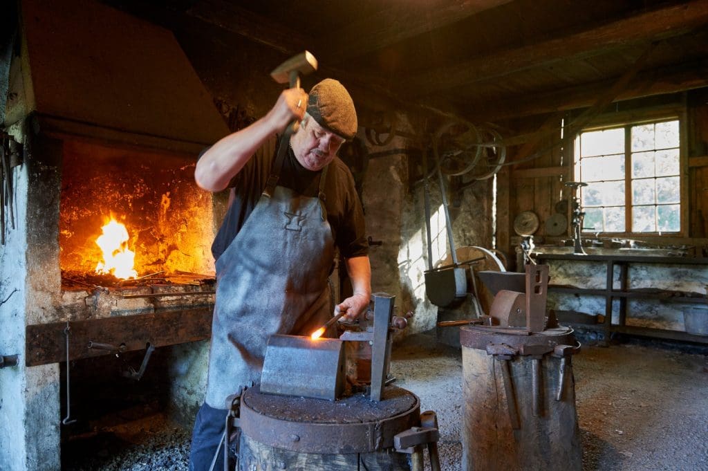 Nagelschmied Walter Gugglberger in der Nagelschmiede in Losenstein