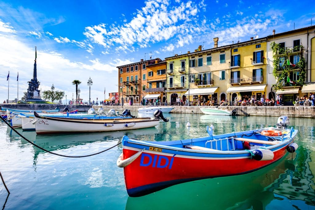 Die mittelalterliche Altstadt von Lazise grenzt direkt an einen malerischen Hafen am Gardasee.